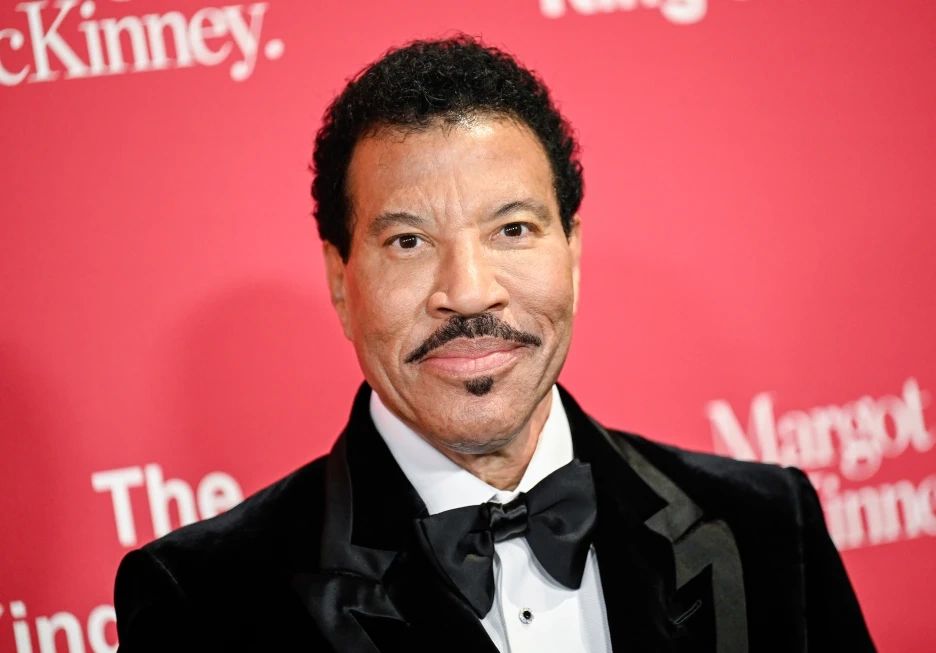 Lionel Richie largohet përkohësisht nga skena pas ndërhyrjes në zemër