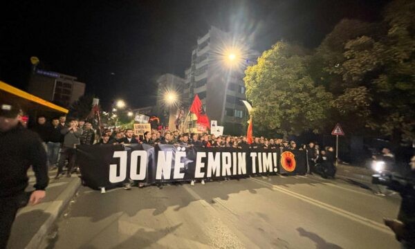 Vazhdon rezistenca: Tubimi “Jo në emrin tim” hyn në ditën e tetëmbëdhjetë në Prishtinë