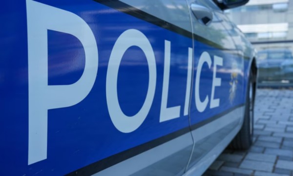 Hetimet nisin në Pejë: Dyshohet për dhunë në familje dhe mesazhe kërcënuese ndaj një gruaje