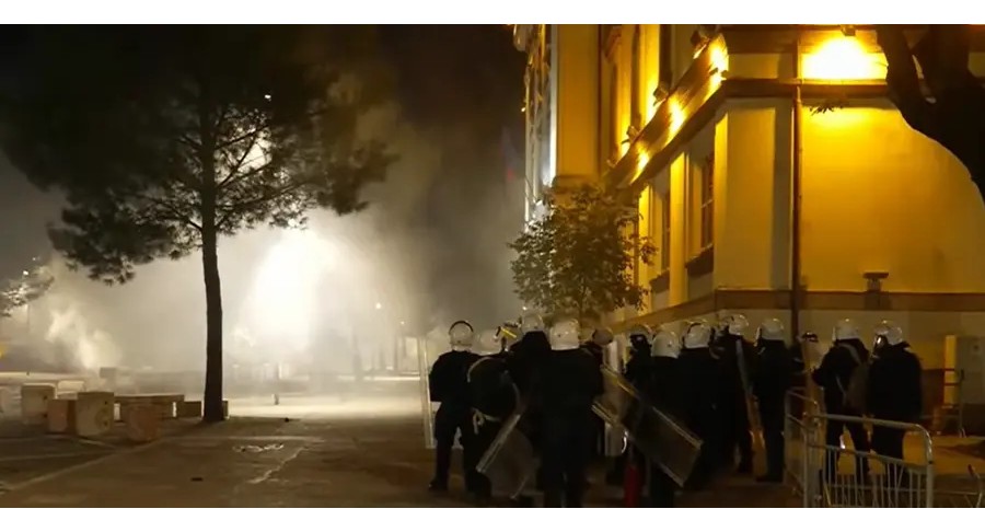 Tensionet në Tiranë: Protestuesit i vënë flakën hyrjes së Ministrisë së Brendshme