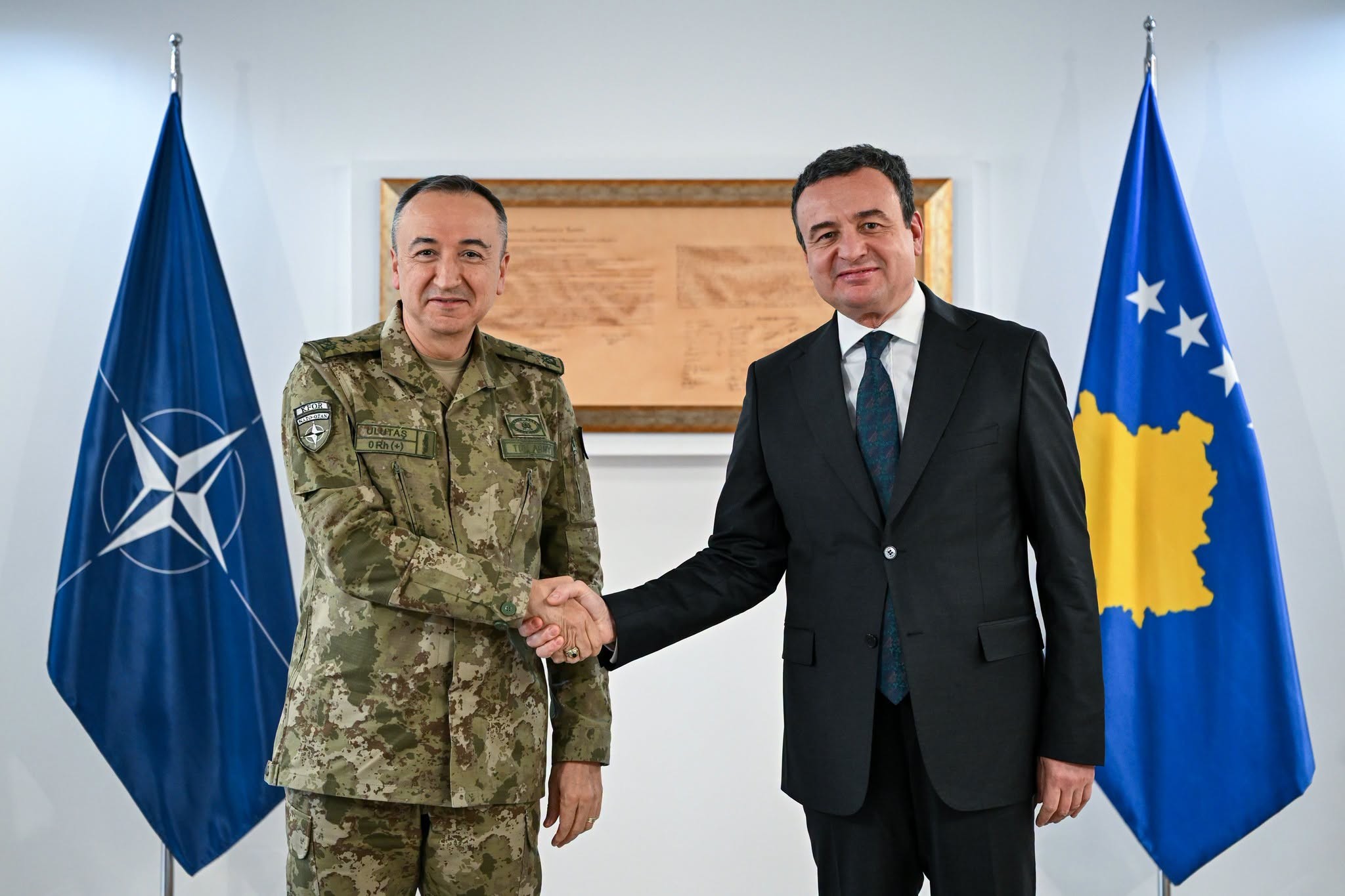 Kurti e pranon në takim lamtumirës gjeneralmajorin Özkan Ulutaş: Vëmendje sigurisë dhe integrimit në NATO