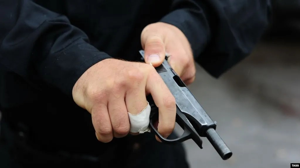 Konflikti për pronën në Vushtrri degjeneron në kërcënim me vdekje: Nipi denoncon axhën se i drejtoi armën
