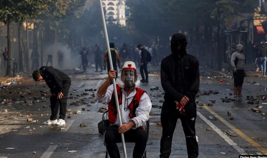 Nga auditorët në rrugë: Çfarë fshihet pas revoltës masive që ka përfshirë Tiranën dhe qytetet e tjera?
