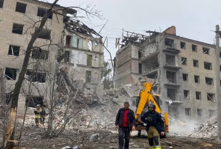 Valë shkatërruese sulmesh në Ukrainë: Rusia godet infrastrukturën energjetike dhe lë pas viktima civile