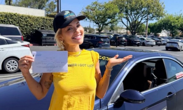Suksesi i munguar prej vitesh: Rita Ora siguron më në fund patentën e shoferit