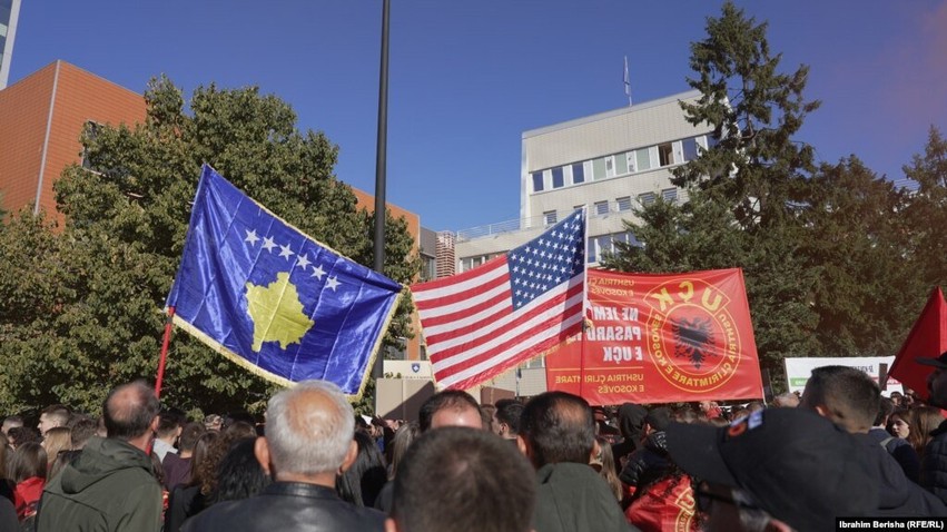 Tensionet jashtë Kuvendit: Protestuesit refuzojnë të shpërndahen pavarësisht votimit të projektligjit