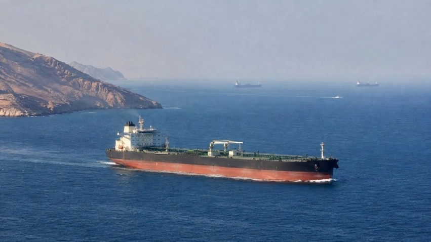 Kriza me Iranin trondit tregjet globale: Çmimi i naftës shënon rritje të ndjeshme mbi 102 dollarë për fuçi