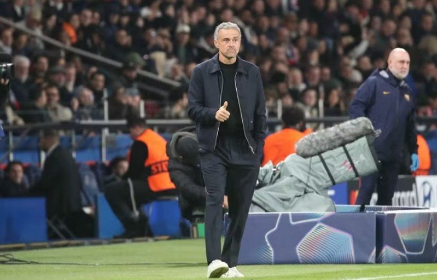 Benni McCarthy sugjeron Luis Enriquen për stolin e Manchester Unitedit, por thekson kushtet kyçe
