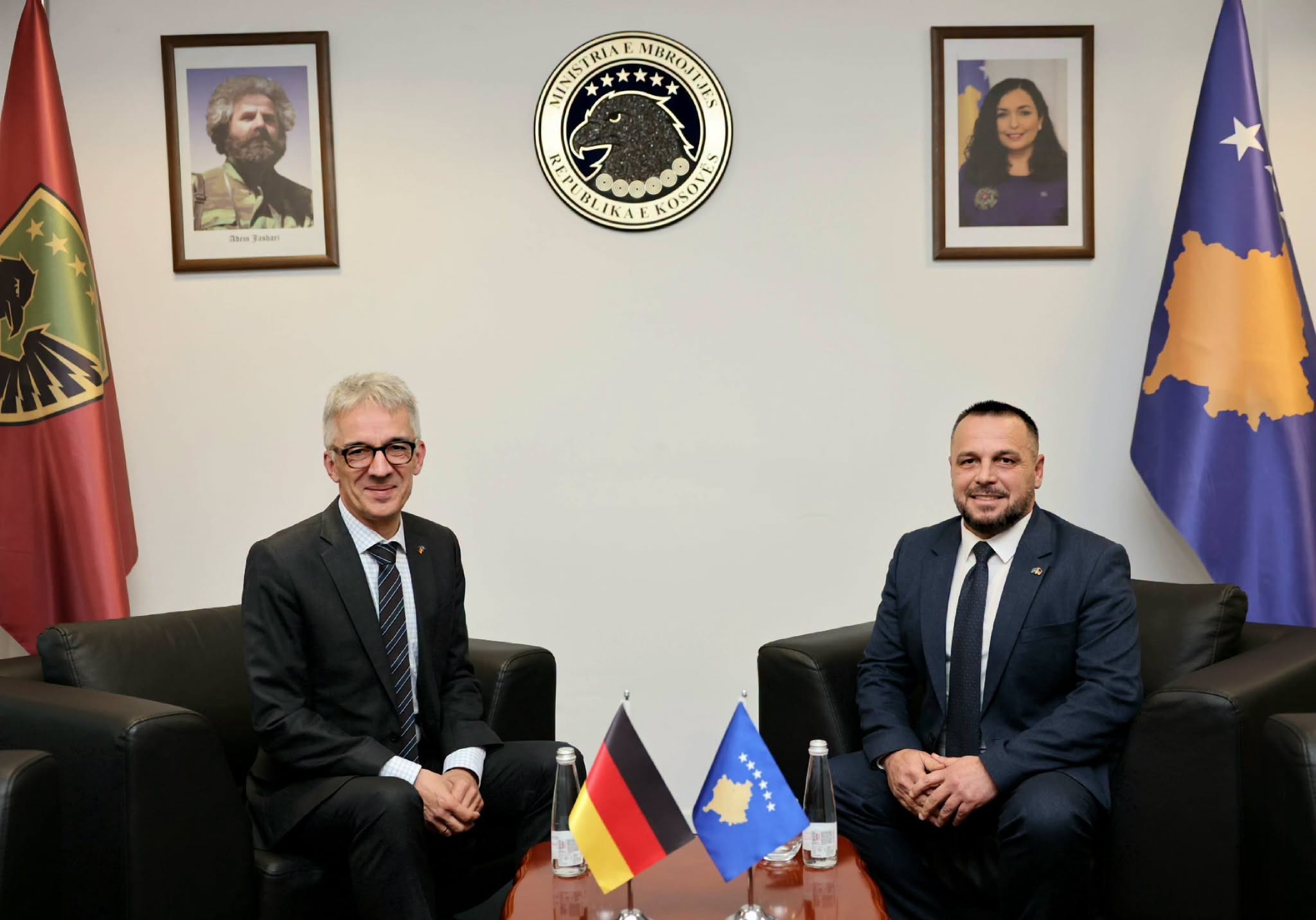 Bashkëpunimi ushtarak në fokus: Ministri Maqedonci takon ambasadorin gjerman Rainer Rudolph