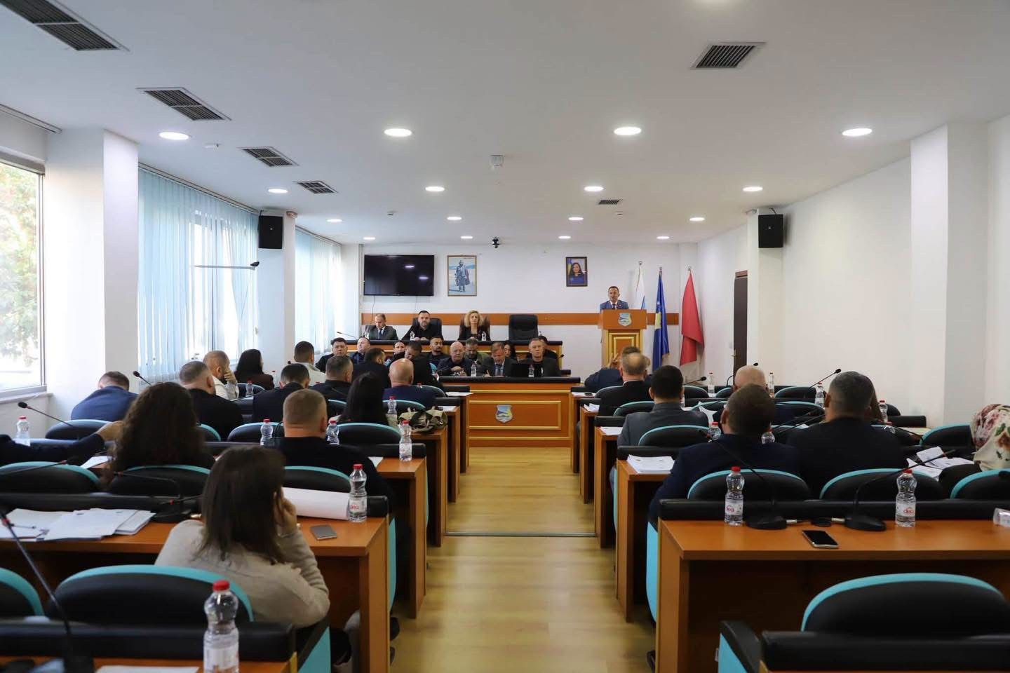 Nga 6 në 10 euro: Rritja e tarifës së mbeturinave në Vushtrri përplas asambleistët