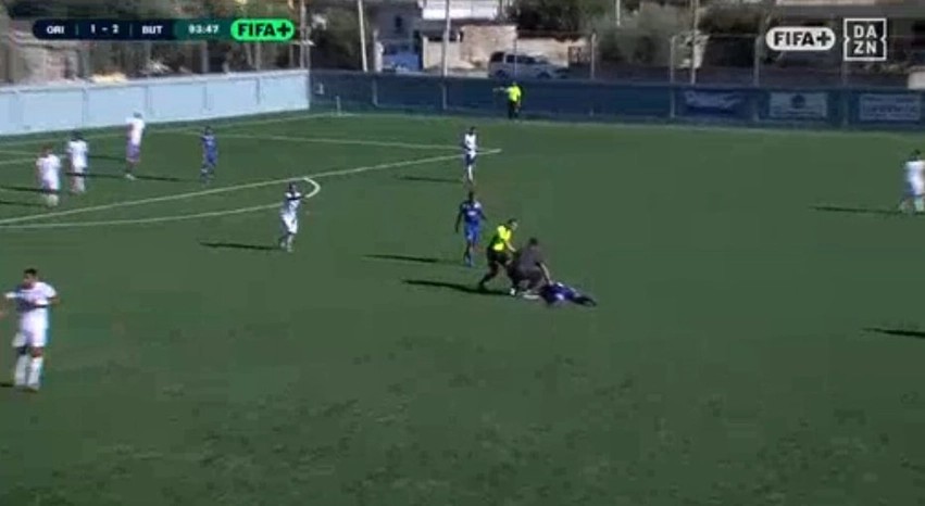 Pamje të papara në Kupën e Shqipërisë: Mjeku futet në fushë për dëmtimin në kokë, kundërshtari i merr çantën