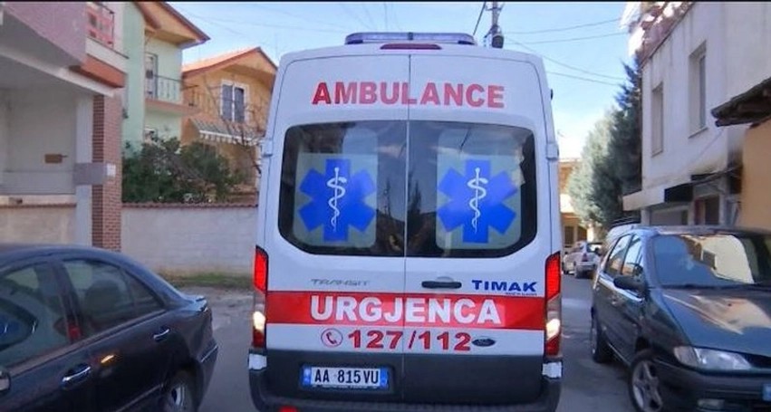 Tragjedi në familje në Vau i Dejës: Bashkëshorti sulmon me sqepar gruan, 55-vjeçarja lufton për jetën