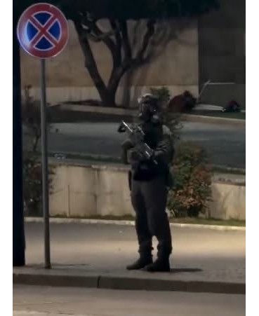Protesta e dhunshme, Policia sekuestron fishekë luftarakë dhe arreston dhjetëra persona