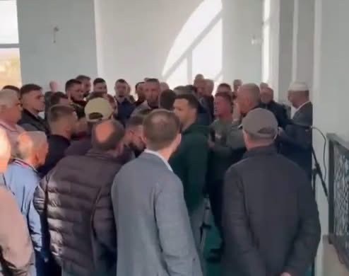 Përplasjet në Dumnicë të Podujevës: Banorët bllokojnë imamin e BIK-ut pavarësisht ndërhyrjes së Policisë