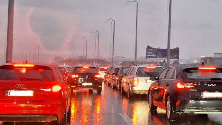 Mot i keq, reshjet e shiut bllokojnë hyrjen e Veternikut dhe vështirësojnë trafikun në kryeqytet