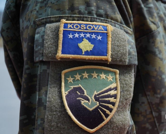 Kallashnikov, mitraloza, granata e fishekë gjenden në Pejë, FSK-ja i tërheq për t’i shkatërruar