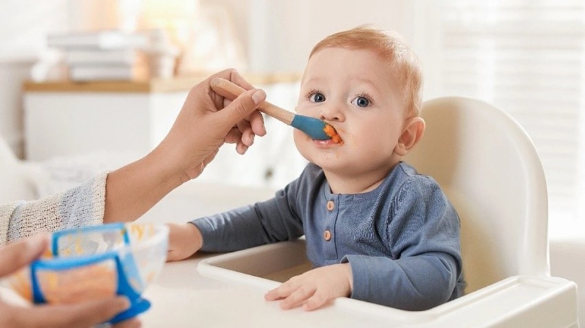 Pse nuk duhet t'i shtoni asnjëherë kripë ushqimit të foshnjës suaj?