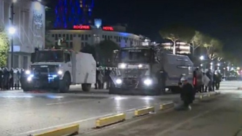 Tensione të larta në Tiranë: Dita e 13-të e protestave degjeneron në përleshje para Kryeministrisë