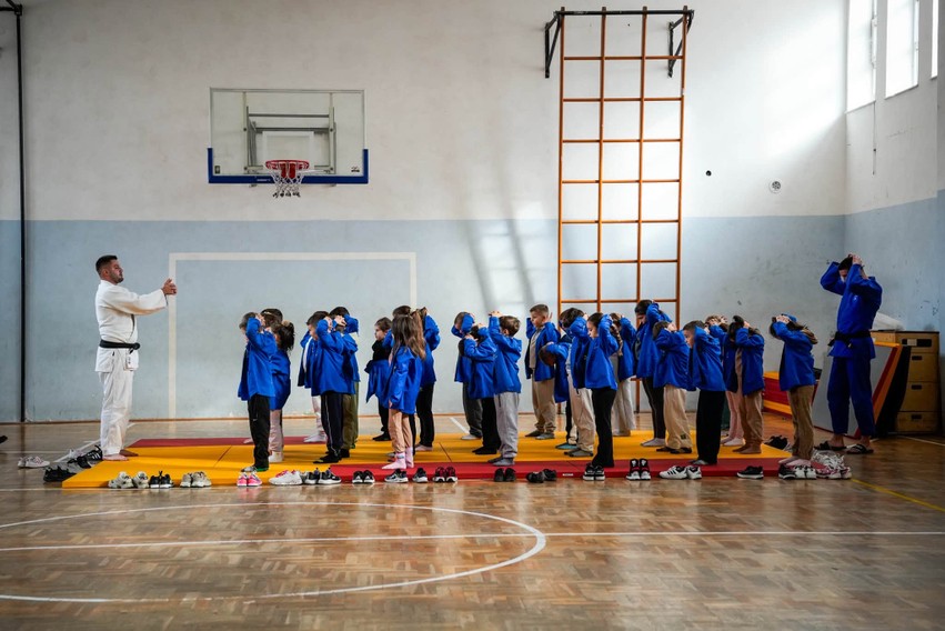 Nisma “Java e Xhudos” ndalesë në Pejë, nxënësit e shkollës “Tetë Marsi” njihen nga afër me këtë sport