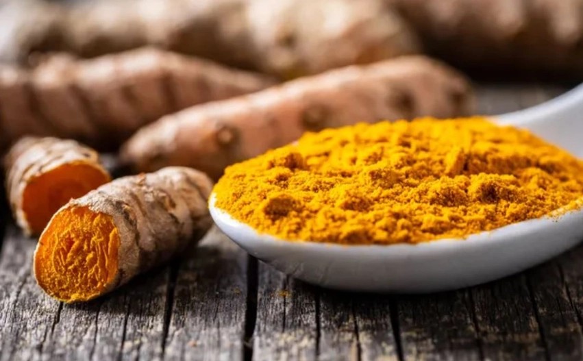 Rreziku i fshehtë i kurkumës: Këto kombinime medikamentesh dhe vitaminash duhet t'i shmangni