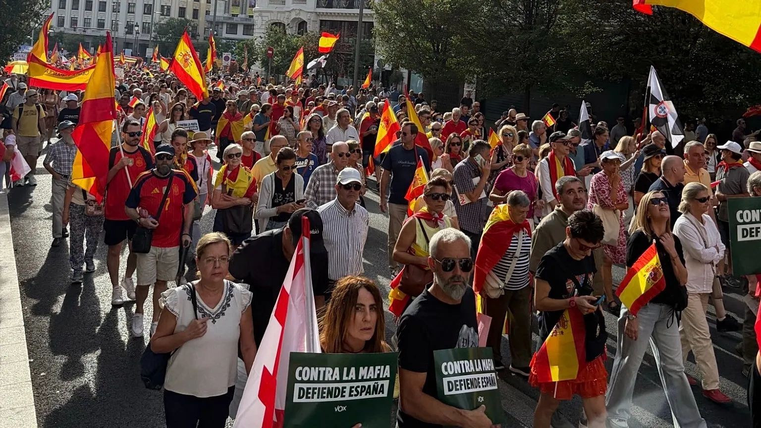 Valë pakënaqësie në Madrid: Mijëra qytetarë kërkojnë largimin e kryeministrit Pedro Sanchez për krizën në Ceuta