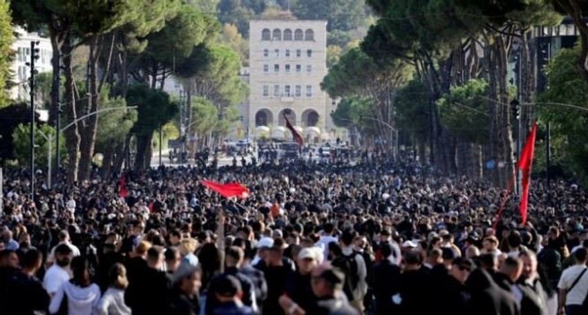 Vëmendja e medieve italiane te tensionet në Tiranë: Studentët kërkojnë largimin e Ramës, përleshje me policinë