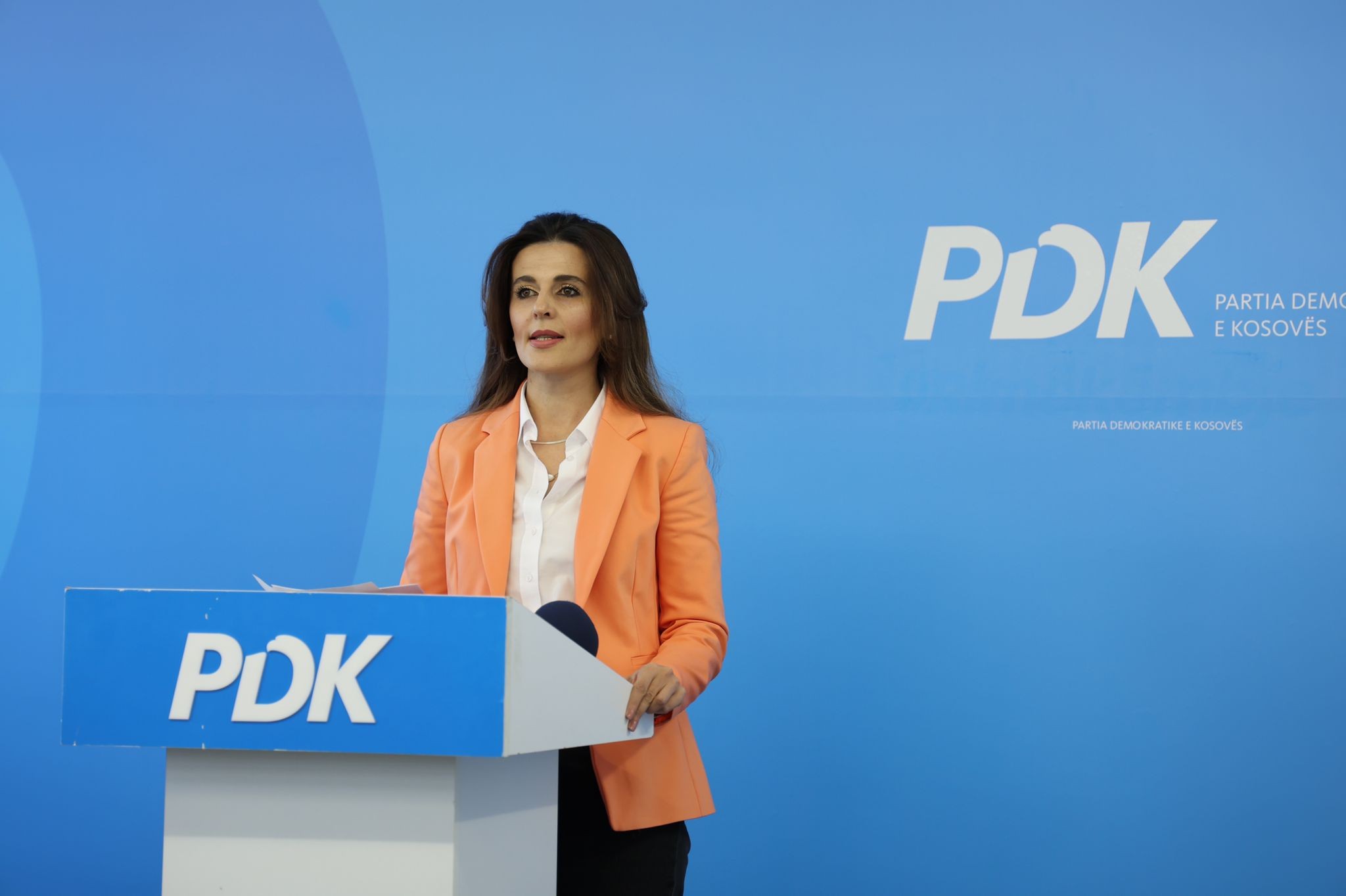 Vlora Çitaku ashpër ndaj ekzekutivit: Dy standarde në Kuvend, përshpejtohen nismat e tjera ndërsa ajo për Dhomat e Specializuara mbahet peng