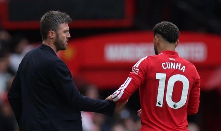 Krizë e hapur te Manchester United: Përplasje verbale mes Carrick dhe sulmuesit në zhveshtore pas debaklit evropian