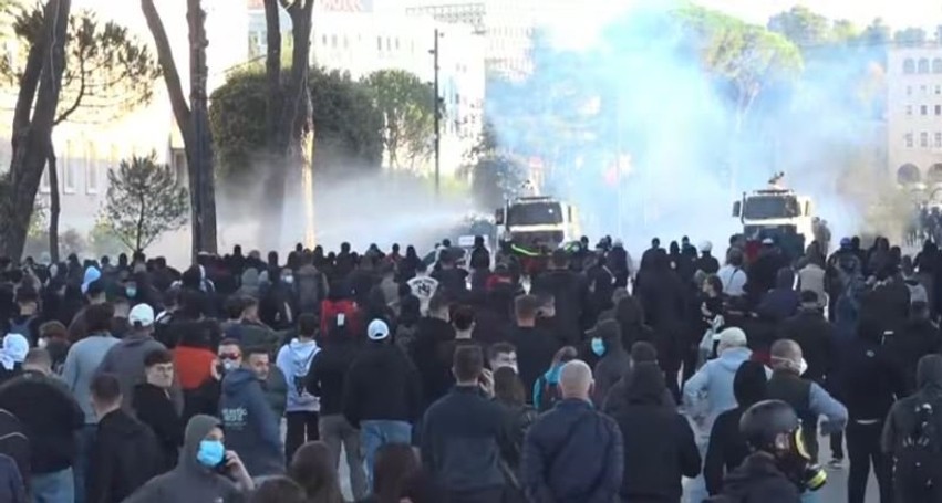 Tensionet në protesta: 55 të ndaluar në Tiranë dalin para gjykatës, 17 të rinj procedohen në Korçë