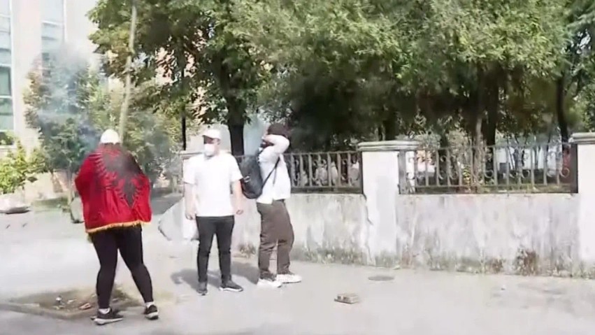 Trazirat në Tiranë: Sulmohet selia e Partisë Socialiste gjatë protestës