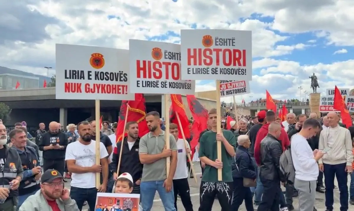 “E vërteta e luftës nuk njolloset”: Qytetarët vërshojnë në Sheshin “Skënderbeu” për ish-krerët e UÇK-së