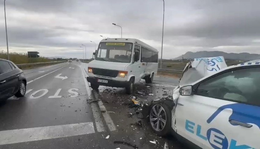 Përplasje e fortë në aksin Lezhë-Shkodër: Taksi përplaset me autobusin e arsimtarëve, tre të plagosura