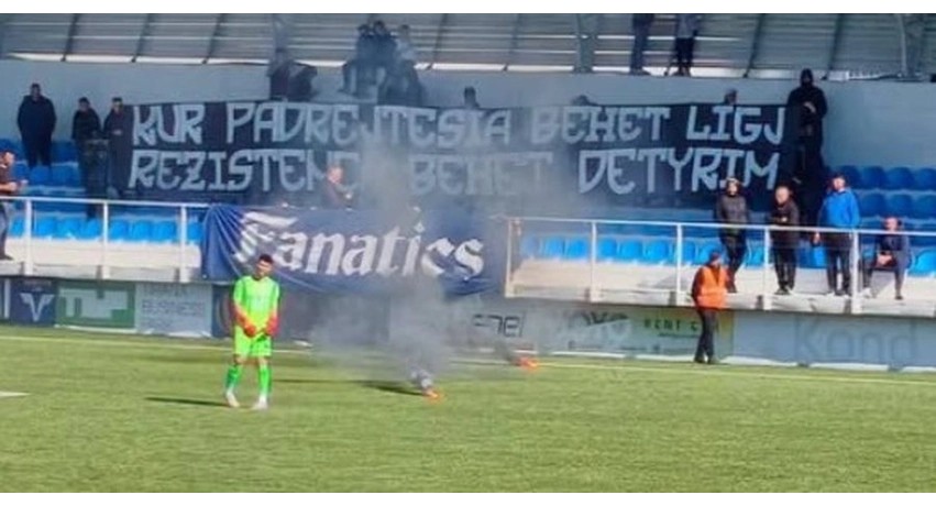 Bojkot në Vorë: Tifozët e Tiranës braktisin sfidën me Laçin për t'iu bashkuar protestave