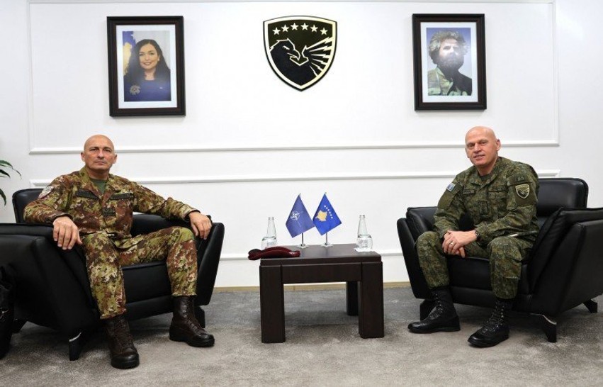 Gjeneralmajor Roberto Vergori takon komandantin e FSK-së, Bashkim Jashari: Në qendër të vëmendjes siguria dhe partneriteti strategjik