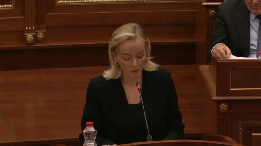 Debat i ashpër në Kuvend: Adriana Matoshi zbulon fyerjen e Sami Lushtakut ndaj saj