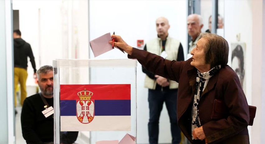 Testi vendimtar në Serbi: Qytetarët votojnë në zgjedhjet që mund t'i japin fund epokës 14-vjeçare të Vuçiqit