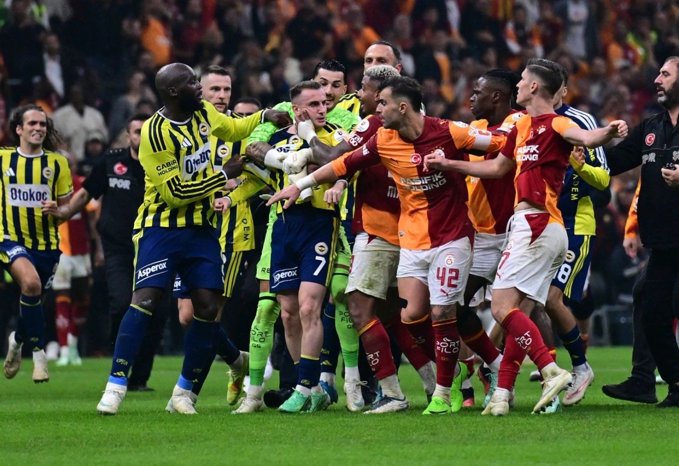 Pasojat e derbit: Federata turke dënon rëndë yjet e Galatasarayt dhe Fenerbahçes