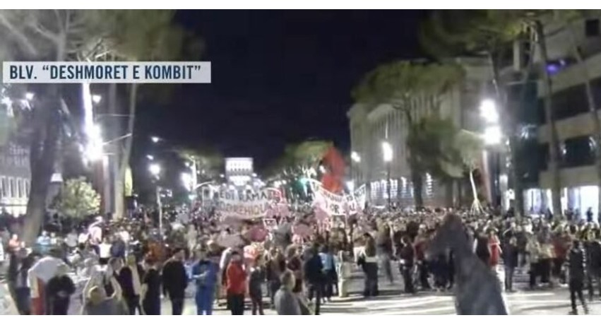 Ndalen fjalimet te Kryeministria për shkak të motit, protestuesit nisin marshimin nëpër rrugët e kryeqytetit