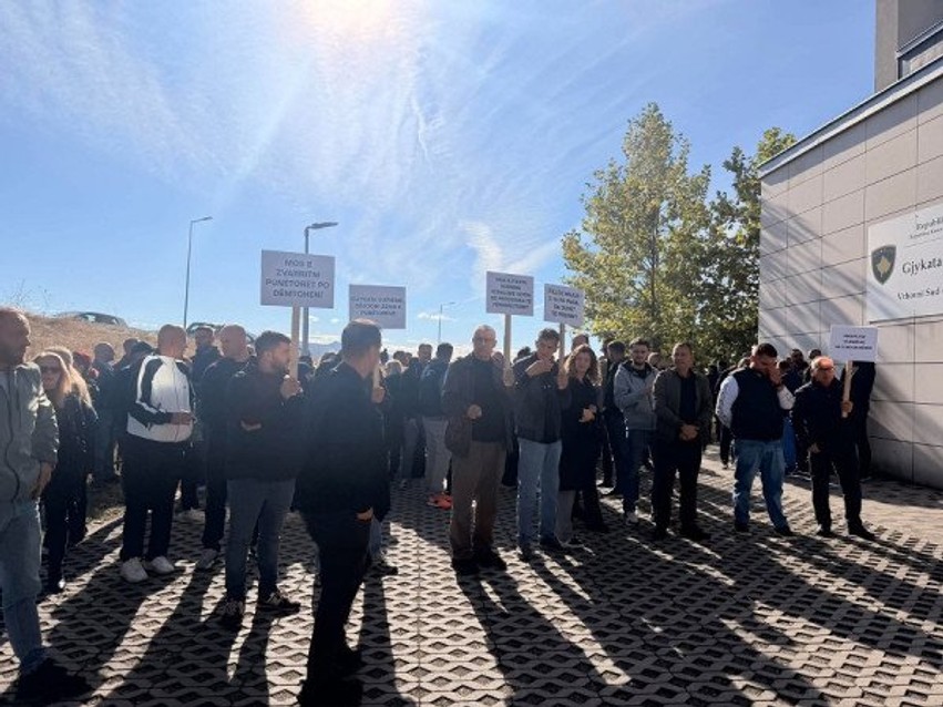 “Pa të ardhura dhe në ankth”, stafet e NPB-së ngrihen në protestë para Gjykatës Supreme