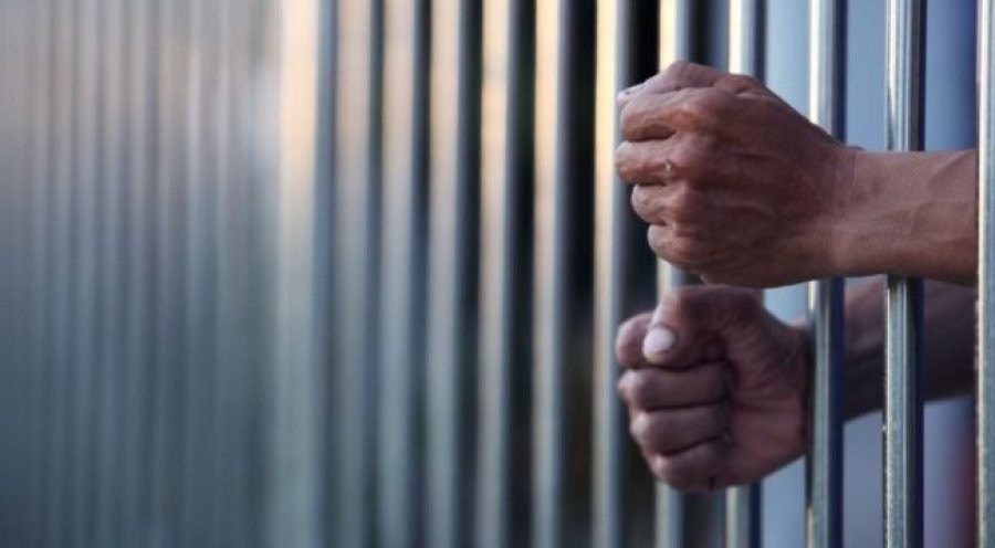 Aktivitet i paligjshëm narkotikësh në Deçan: Prokuroria kërkon paraburgim dhe arrest shtëpiak për dy të dyshuar