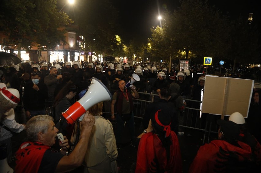 Protesta e 131-të para Kuvendit: Qytetarët kërkojnë ndalimin e reformës territoriale dhe arrestimin e Ballukut