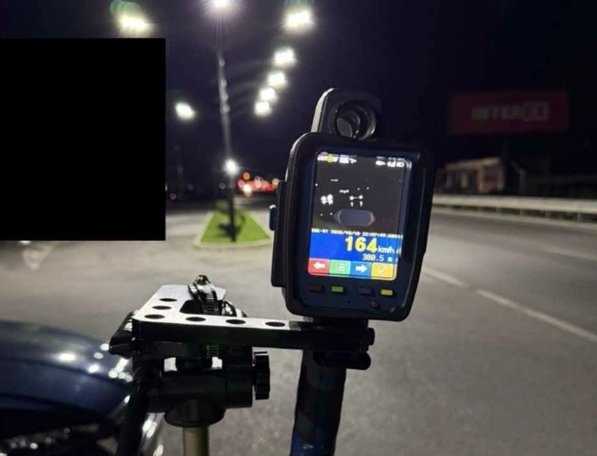 Sfidon ligjin dy ditë rresht në Pejë: Vozit 164 km/h ku lejohesh vetëm 60, policia ia sekuestron makinën