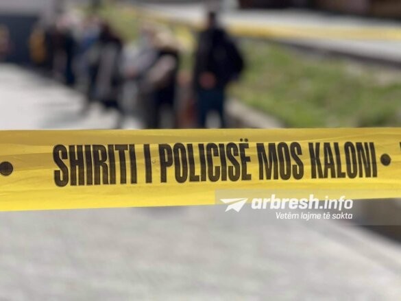 Ferizaj: Rrëshqet në parking dhe i shkrepet arma nga çanta, i riu plagos veten në këmbë