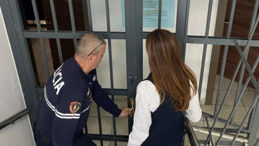 Pas protestës në Tiranë, deputetja e PD-së Jorida Tabaku viziton të arrestuarit në Bllokun e Sigurisë