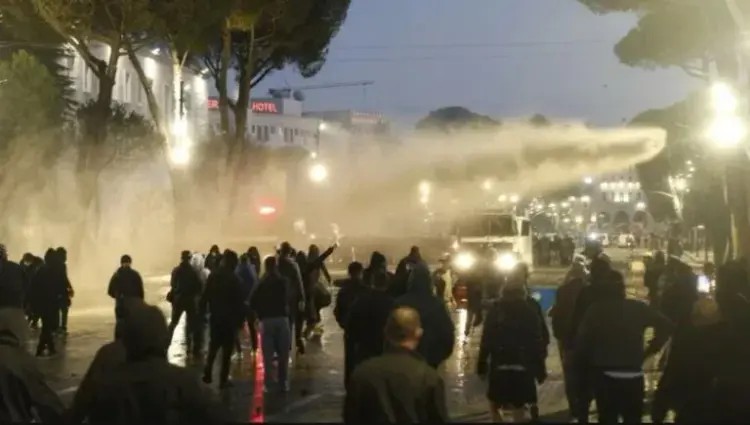 Tensione në Tiranë: Gjykata vulos fatin e 51 të ndaluarve gjatë protestave, 11 mbeten prapa grilave
