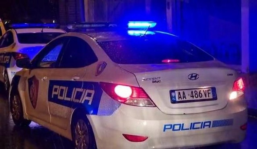 Vlorë: Banorët e një pallati zbulojnë dy mina të fshehura në mure, dyshohen të jenë nga '97-ta