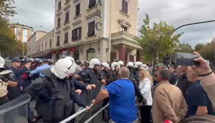Tensione dhe përplasje fizike para Kuvendit, Garda bllokon foltoren ndërsa jashtë nis kaosi