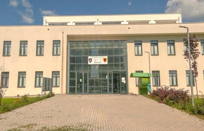 Situata e tensionuar në Shqipëri, Drenasi shtyn udhëtimin e maturantëve
