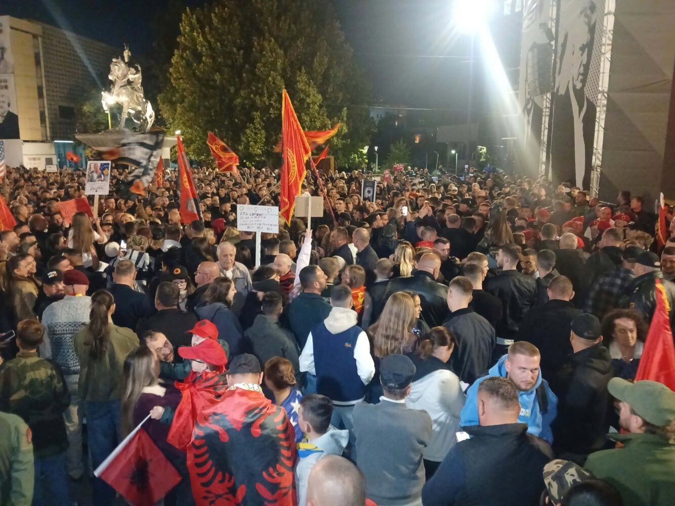 Nata e nëntë e protestave në Prishtinë, qytetarët mblidhen në shesh kundër aktgjykimit të Speciales