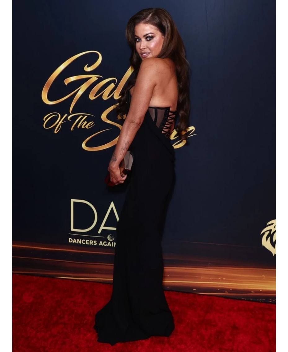 Ndryshimi i papritur i 'look-ut': Carmen Electra rrëmben vëmendjen në Beverly Hills me fustan elegant dhe flokë të rinj